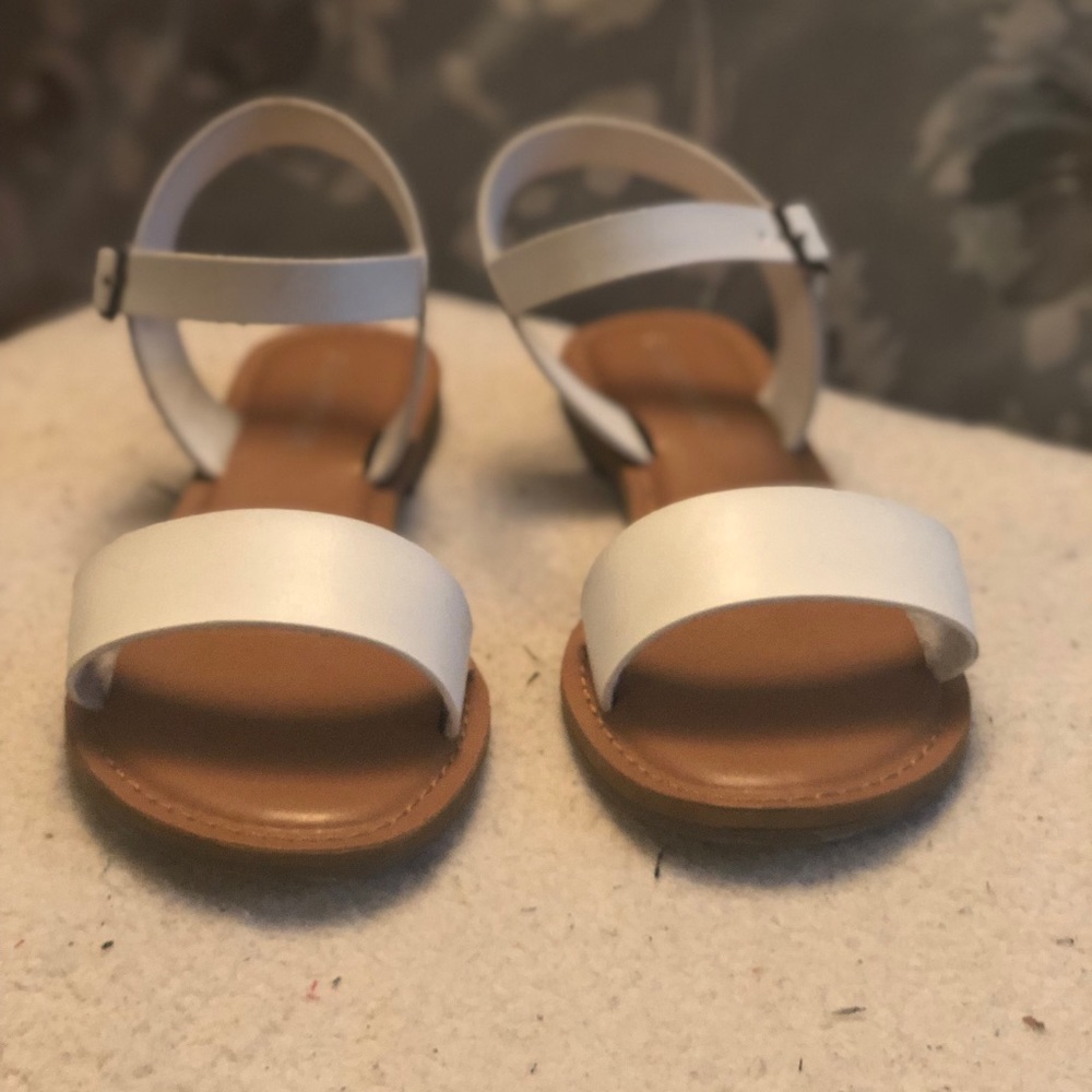 White strappy open toe sandals! SIZE 8